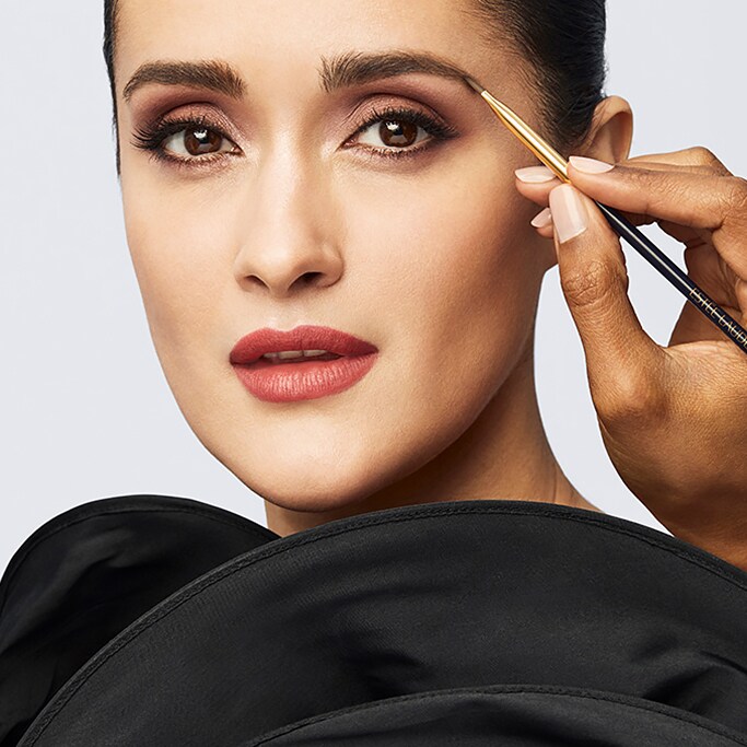 Customer achieves her personalised beauty look