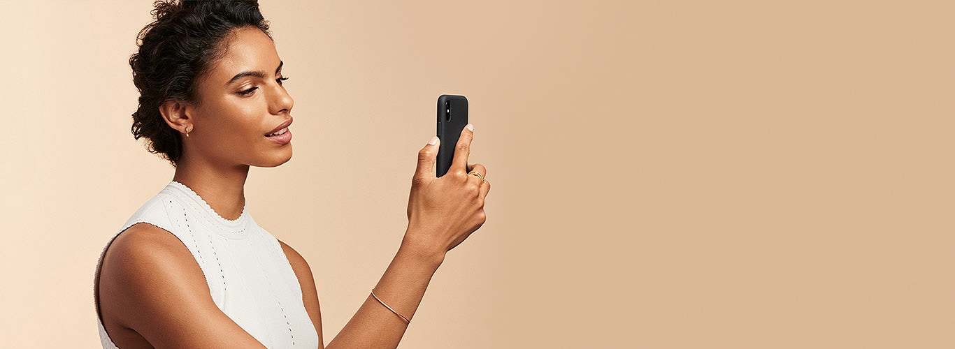 woman speaks to an advisor on her phone